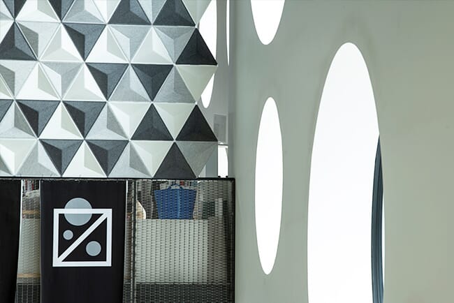 Educational space circulation area with acoustic screens