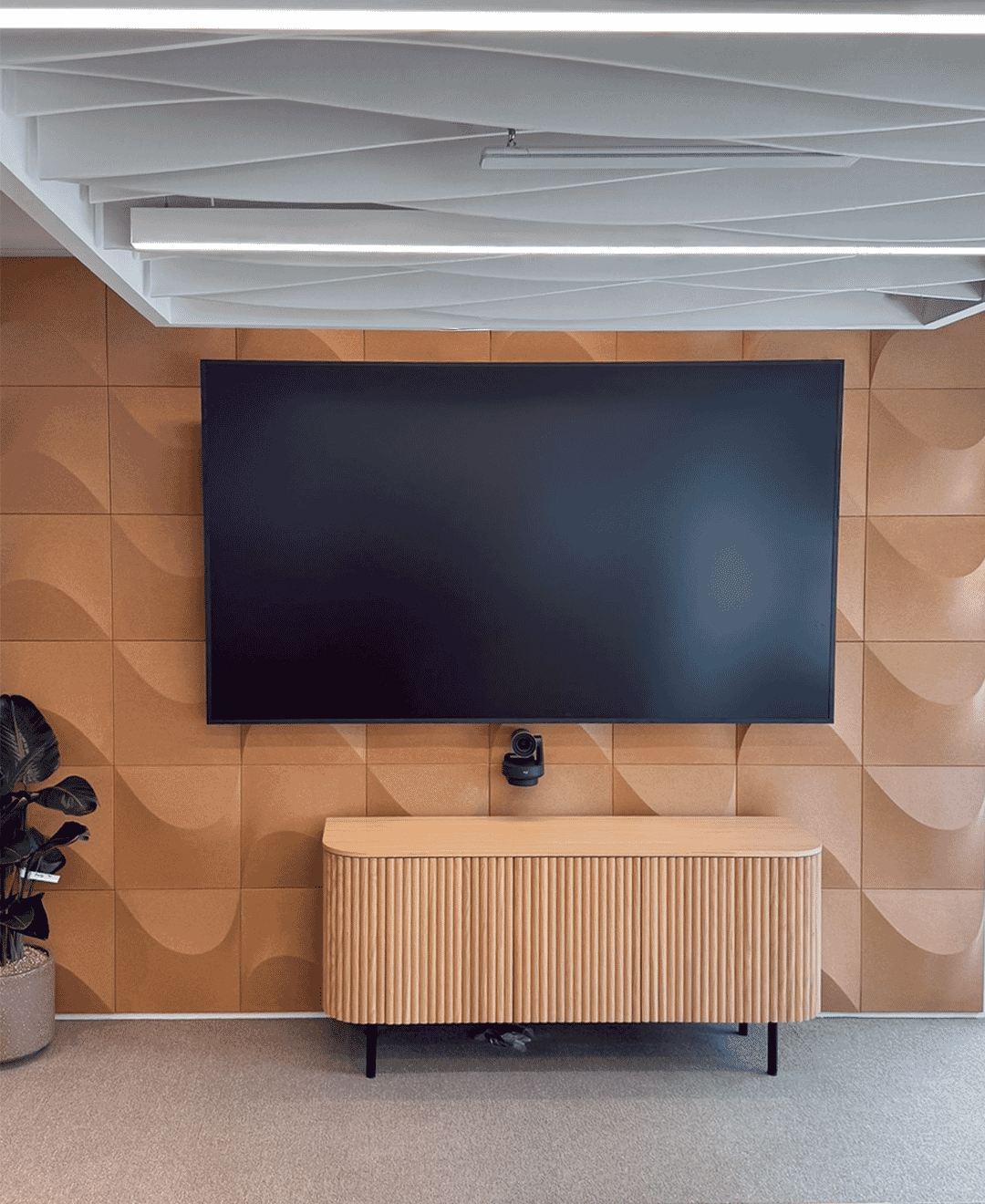 Specialist Risk Group boardroom with Abstracta Sahara acoustic panels installed on the walls and Autex Frontier acoustic baffles installed on the ceiling to improve speech clarity and acoustic comfort.